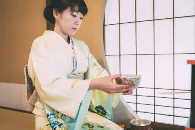 茶道歴・指導歴豊富な茶道講師が指導 | 初心者でも楽しく学べるシューレ茶道教室